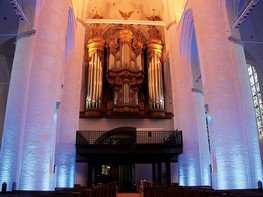 <p>Ein Ort der Besinnung, ein Ort inne zu halten, ein Ort der Ruhe im Zentrum einer lauten Stadt bietet die Hauptkirche St. Katharinen in Hamburg. Das neue Lichtkonzept unterstützt die stolzen Säulen und betont den hohen Kirchenraum. Die Farbigkeit der Leuchten kann den verschieden kirchlichen Anlässen angepasst werden und verstärkt somit das stimmungsvolle Gesamtbild.</p>