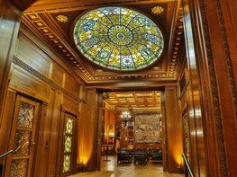 <p>Das Park Hyatt Vienna liegt mitten im „Goldenen Quartier“ von Wien. Das 100 Jahre alte Gebäude, mit Blick über den ältesten Platz der Stadt Am Hof, diente zuletzt als Hauptverwaltung der Bank Austria UniCredit. Das Luxushotel befindet sich im 1. Bezirk der Stadt Wien, der heute unter dem Schutz des UNESCO Weltkulturerbes steht.</p>