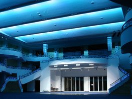 <p>Das Grand Hotel La Strada in Kassel besitzt einen neuen, exklusiven Ballsaal.Die Ambientebeleuchtung des Ballsaals wurde unter Anderem durch die Illumination der Deckensegel realisiert.</p>