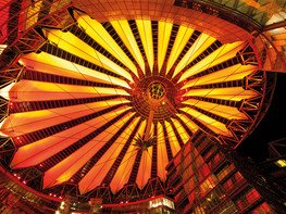 <p>Mit brillanten Farben, beeindruckender Homogenität und flexiblem Steuerungskonzept überzeugt die neue Beleuchtungsanlage der spektakulären Dachkonstruktion des Sony Center am Potsdamer Platz. Zudem werden ca. 75% Strom gespart.</p>