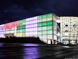 <p>Das AKWA IBOM International Stadium ist eine ultramoderne Mehrzweckarena in Uyo, Nigeria. Es ist das Heimstadion der Nigerian Super Eagles, dem überaus erfolgreichen nigerianischem Nationalteam. Neben Fußball wird das Stadium auch für die verschiedensten Veranstaltungen in den Bereichen Kultur, Gesellschaft und Religion genutzt. Das 30’000 Sitzplätze fassende Stadion wurde mit einem Freundschaftsspiel zwischen den nigerianischen Super Eagles und den Black Stars aus Ghana am 7. November 2014 eröffnet.</p>