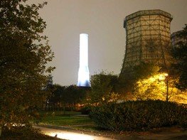 <p>Flingerns Heizkraftwerk ist sein Wahrzeichen. Seine Türme und Schornsteine überragen Straßen und Häuser des Stadtteils und sind von allen Seiten gut sichtbar. Ein Teil der Anlage gehört heute zu den technischen Denkmälern der Stadt Düsseldorf.</p>