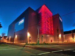 <p>Der Name Koehler steht für hochwertige Spezialpapiere in den Bereichen Thermopapiere, Selbstdurchschreibepapiere, Feinpapiere und technische Spezialpapiere, farbige Papiere und Spezialpapiere, Dekorpapiere, Holzschliffpappen.<br />
Mit einem Absatz von rund 500.000 Tonnen Papier, gehört Koehler zu den wenigen unabhängigen deutschen Unternehmen in der Papierindustrie.<br />
An vier Standorten, mit Stammsitz in Oberkirch und den Werken in Kehl, Greiz und Weisenbach, produzieren rund 1.800 motivierte Mitarbeiter Papiere mit modernster Technik.</p>