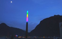 <p>Licht weckt Emotionen, kann aber auch kommunizieren. Ein beeindruckendes Beispiel hierfür ist der Leuchtturm Bürs in Vorarlberg. Auf den ersten Blick eine Landmarke, die mit dynamischem Licht den Betrachter fasziniert. Wer Morsezeichen versteht, sieht mehr!</p>
<p> </p>
<p><a href="http://lichtundmediensysteme.de/de/lighting-systems/referenzen/leuchtturm-buers" target="_blank"><u>mehr...</u></a></p>