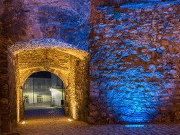 <p>Die neue farbdynamische Beleuchtungsanlage am Fischertor in Hainburg, Österreich macht den geschichtsträchtigen Ort auf eine neue, intensive Weise erlebbar und akzentuiert das Denkmal auf eine sehr charakteristische Art und Weise.</p>
<p> </p>
<p><u><a href="https://lichtundmediensysteme.de/de/lighting-systems/referenzen/fischertor_hainburg">mehr...</a></u></p>