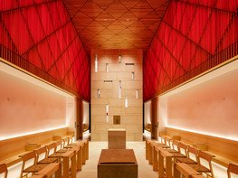 <p>Die Symbiose der Grundmaterialien Glas, Holz und Stein macht die neue Seminarkirche des Erzbischöflichen Priesterseminars zu Paderborn zu einem einzigartigen Gebetserlebnis.</p>
<p> </p>
<p><strong>Gewinner des Deutschen Lichtdesign-Preis 2019!</strong><br />
 </p>
<p>Wir gratulieren herzlich dem Büro <br />
<strong>arens faulhaber lichtplaner</strong></p>